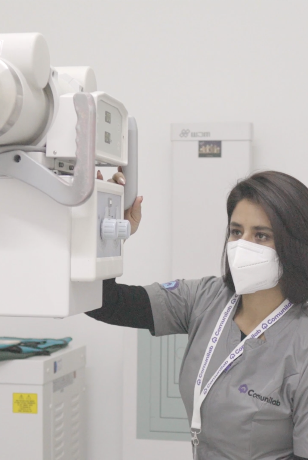 Profesional en radiología usando equipo de diagnóstico en Comunilab.