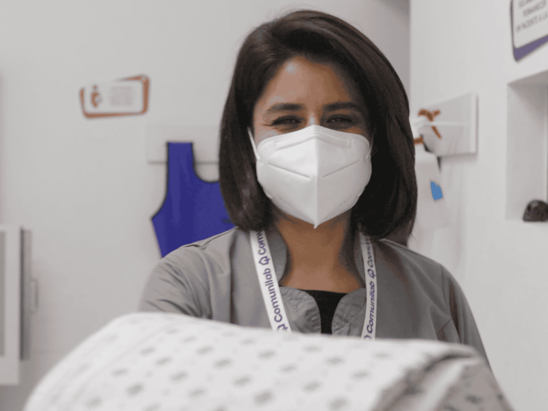 Profesional de salud con mascarilla en consulta de Comunilab.
